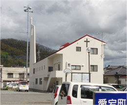 西側駐車場からの外観