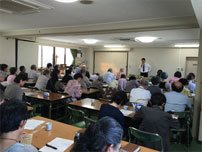 会の様子